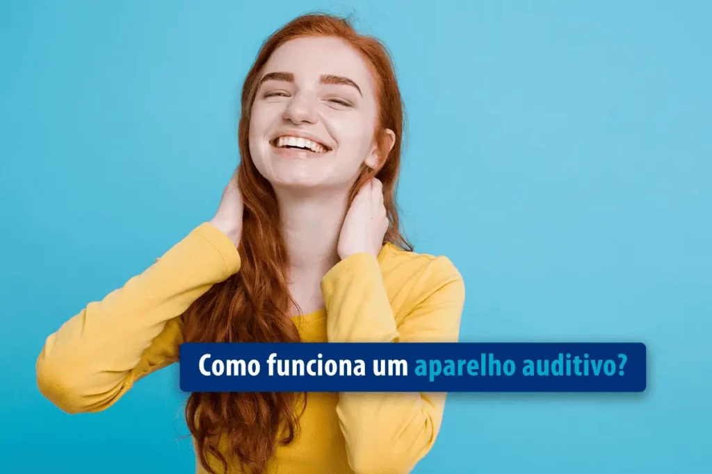 Garota sorridente em fundo azul, vestindo amarelo. Imagem com retângulo azul escrito "como funciona um aparelho auditivo"