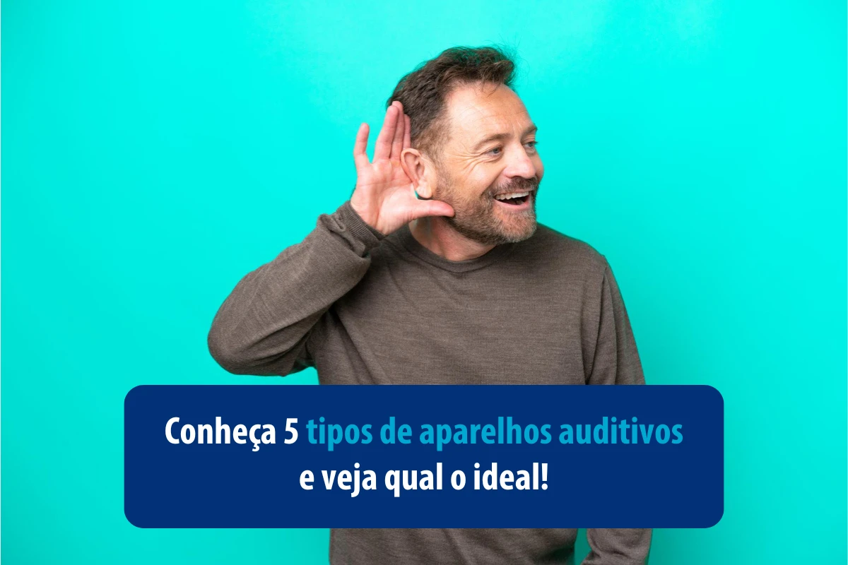 Homem sorrindo com a mão na orelha. Conheça 5 tipos de aparelhos auditivos.