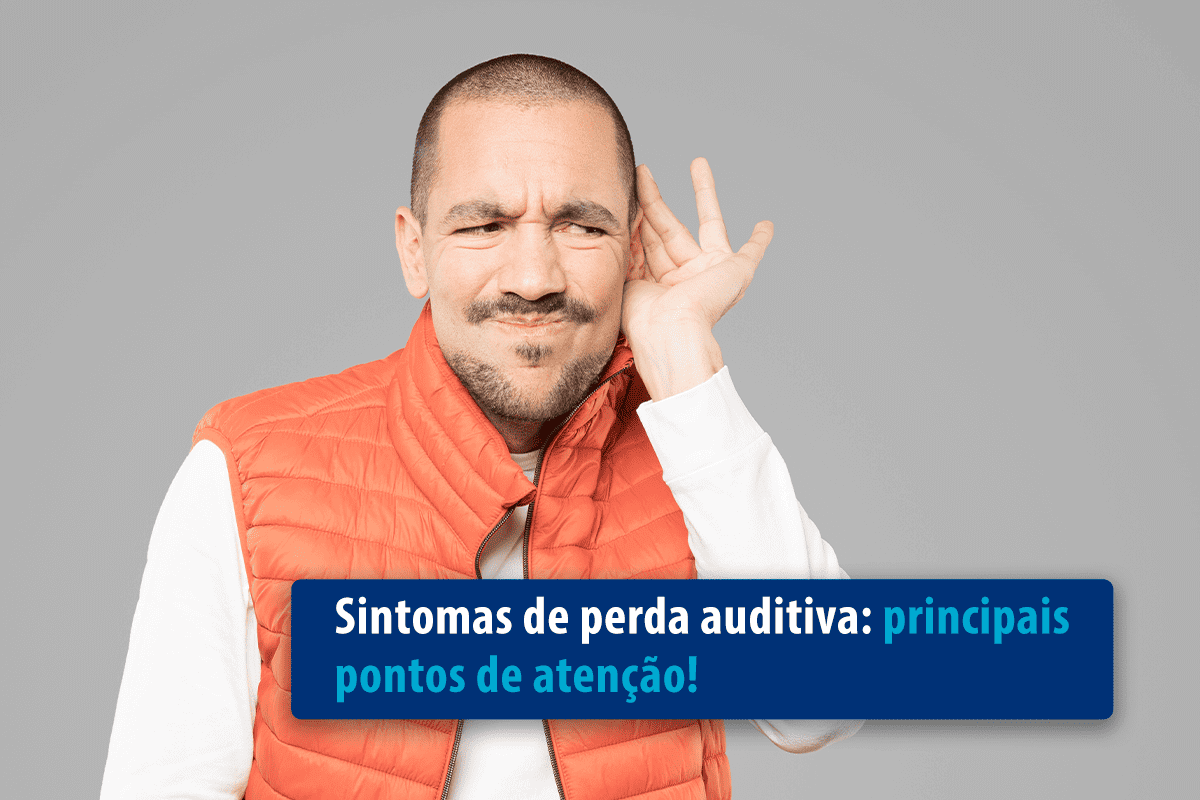 Homem em um colete laranja demonstrando dificuldade auditiva enquanto se esforça para ouvir. Sintomas de perda auditiva e pontos de atenção.