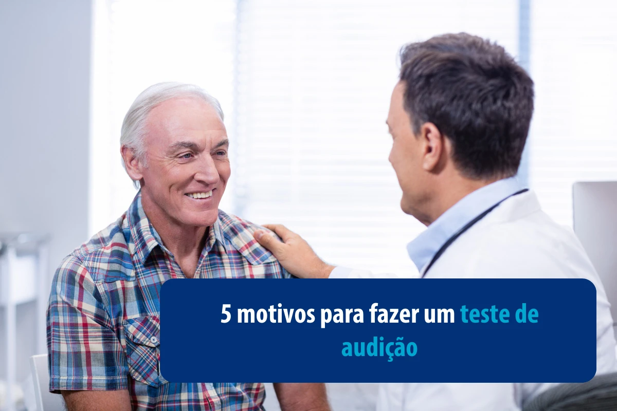 Médico sorridente conversando com um paciente idoso também sorridente