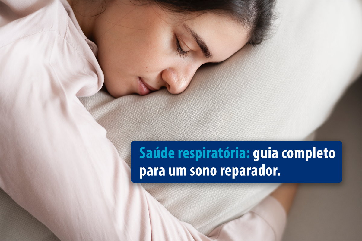 Close up de mulher com a cabeça no travesseiro e retângulo com o título do artigo saúde respiratória: guia completo para um sono reparador