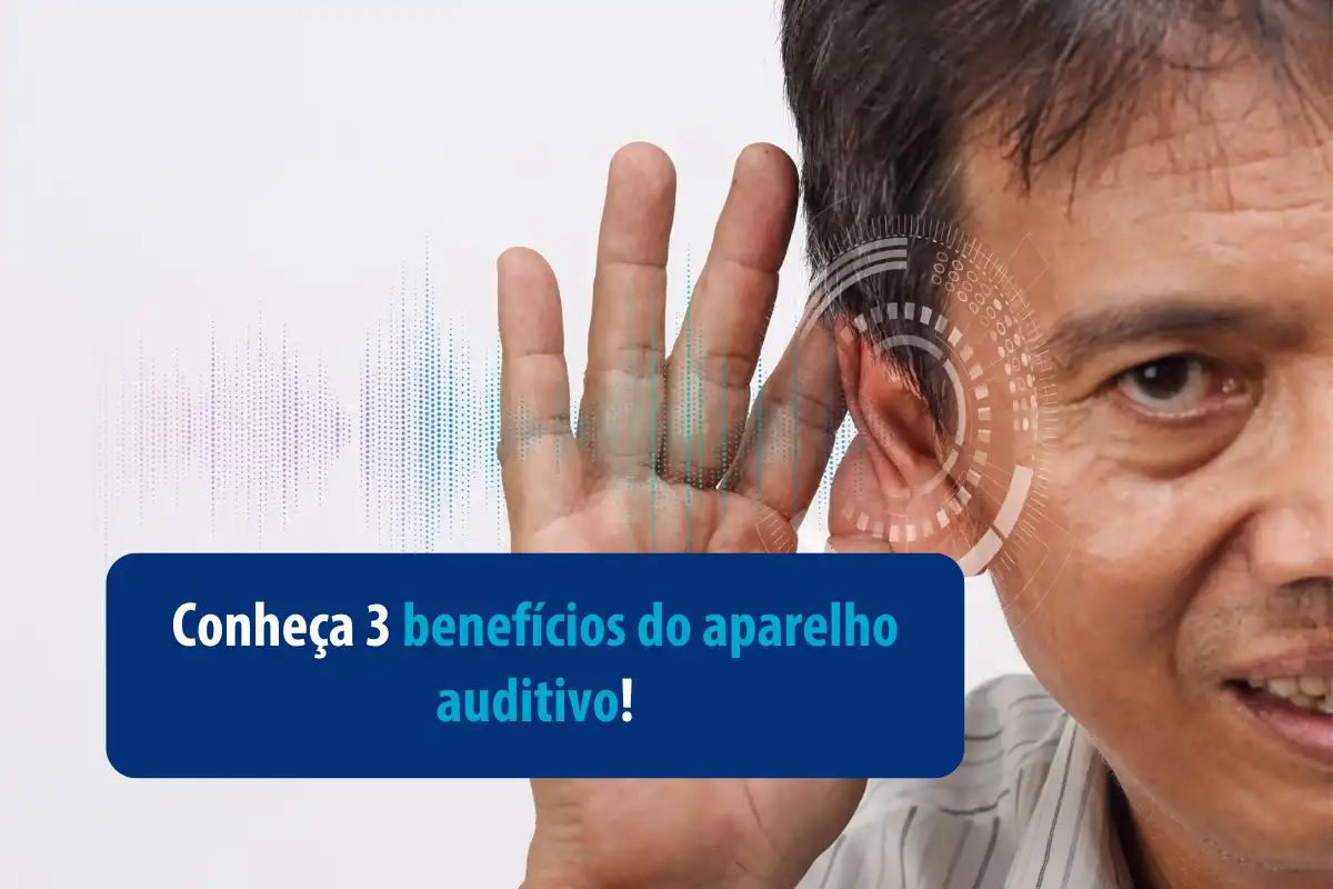 Homem ouvindo enquanto explora os benefícios do aparelho auditivo em um fundo com ondas sonoras e informações visuais.