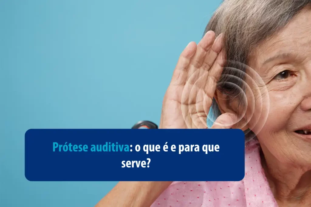 Mulher idosa com uma mão no ouvido. Prótese auditiva: o que é e para que serve.