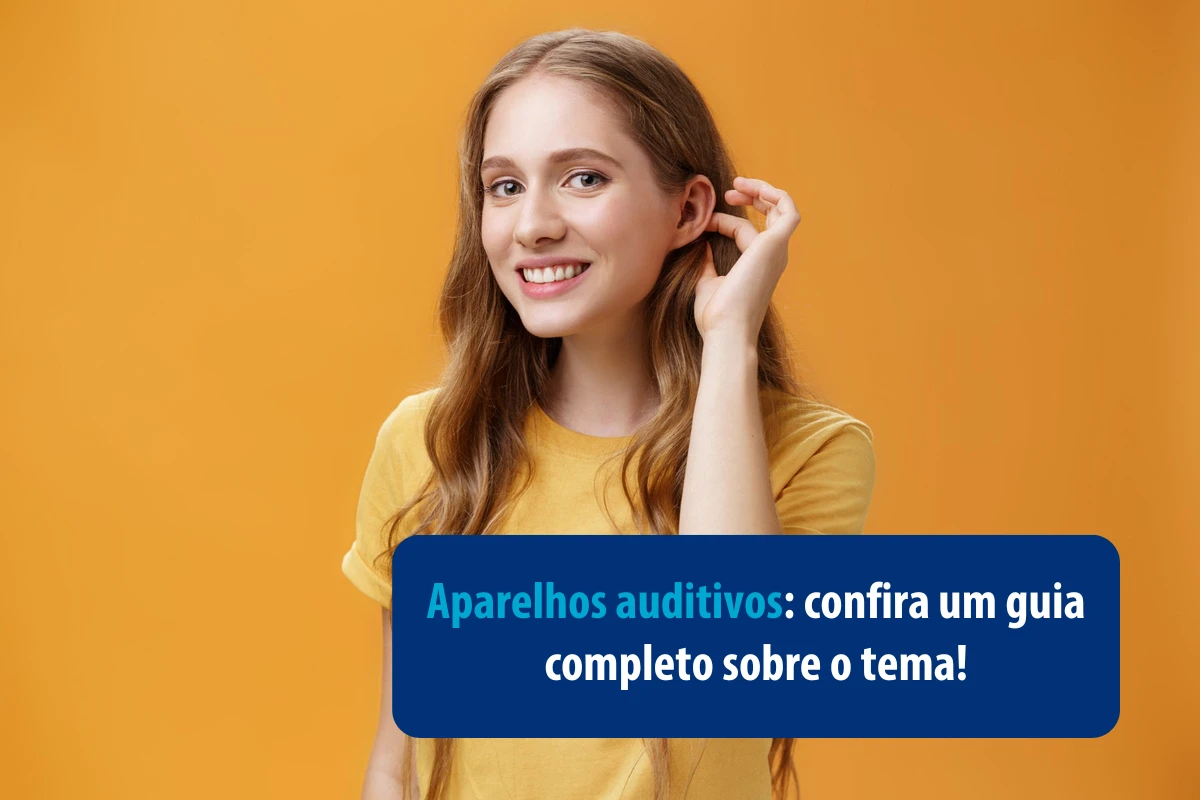 Mulher sorrindo com camiseta amarela, ressaltando a importância dos aparelhos auditivos.