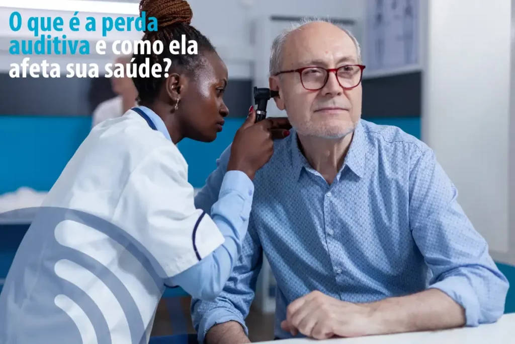 Especialista realizando diagnóstico de perda auditiva em paciente idoso para determinar a perda auditiva e seus impactos na saúde.